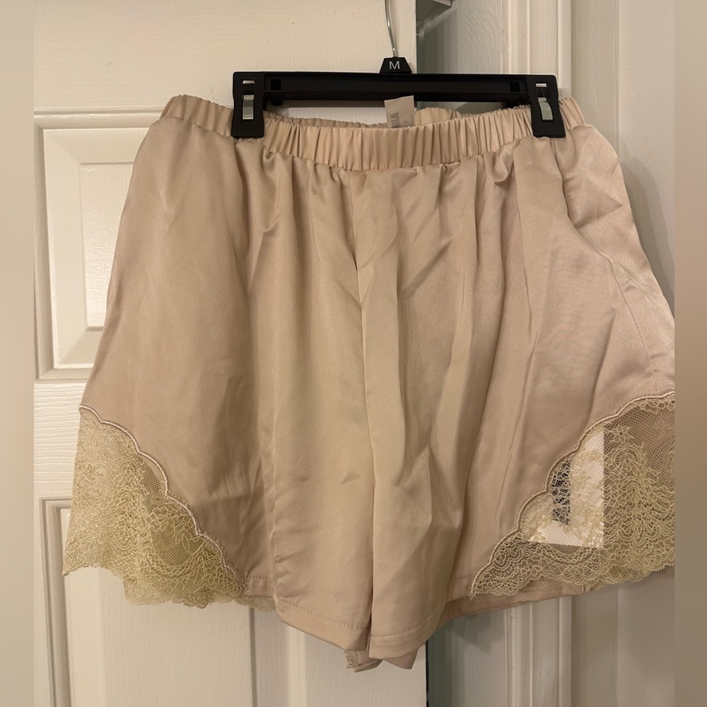 Elegant Cream Silk Lace Trim Women's Shorts NWT Size Medium